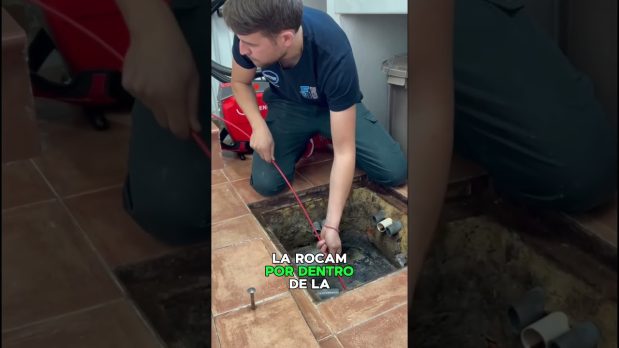 Atasco en bajante comunitaria con retorno de aguas en Málaga: soluciones efectivas