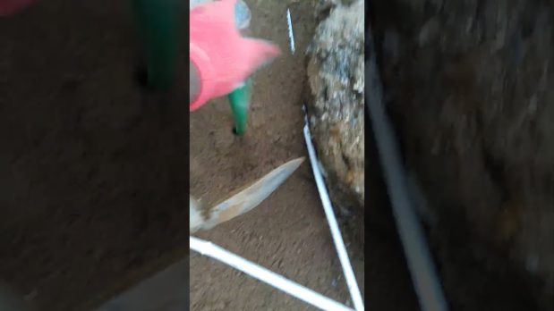 Retirada de sedimentos compactados en arqueta para evitar atascos en Málaga